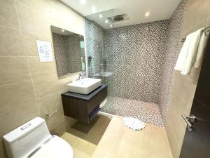 Direct pool access studio Twin Sands by Lofty的一间浴室