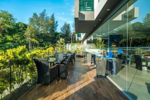 Direct pool access studio Twin Sands by Lofty外面的花园