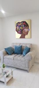 una sala de estar con un sofá con una pintura en la pared en Hermoso Apartamento en Neiva, en Neiva