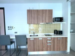 Direct pool access studio Twin Sands by Lofty的厨房或小厨房