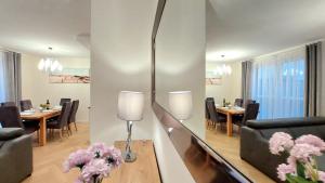 Posedenie v ubytovaní Apartment Golden Beach by TriApart