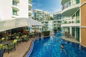Direct pool access studio Twin Sands by Lofty内部或周边的泳池