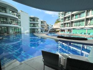 Direct pool access studio Twin Sands by Lofty内部或周边的泳池