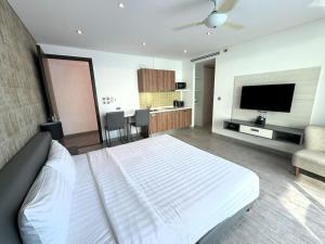 Direct pool access studio Twin Sands by Lofty的电视和/或娱乐中心
