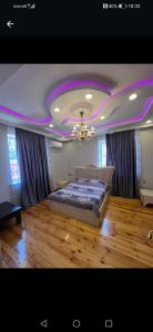 蓋貝萊的住宿－Cehrayı Villa，一间卧室配有一张床铺,天花板上拥有紫色的灯光