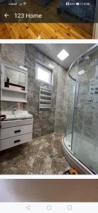 蓋貝萊的住宿－Cehrayı Villa，带淋浴和盥洗盆的浴室