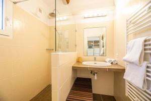 a bathroom with a sink and a shower at Résidence Santa Monica in Bonifacio