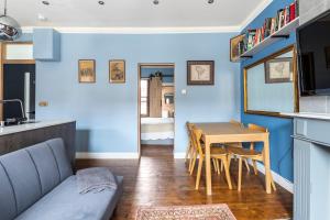 uma sala de estar com uma mesa e um sofá em Prime Location, 5* Marylebone: Central London Gem em Londres