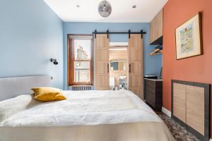 a bedroom with a large bed and a window at Prime Location, 5* Marylebone: Central London Gem in London