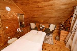 Habitación con cama en habitación de madera en Pirtis ir nakvynė pajūrio regioniniame parke, 
