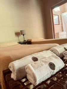 Dos toallas en una cama en una habitación de hotel en Reserva Natural RG en Santiago del Estero