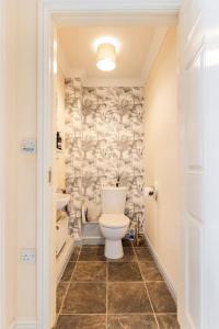ein Badezimmer mit Toilette und Waschbecken in der Unterkunft Modern 3 bedroom home *EVcharging* Garden, Parking in Darlington