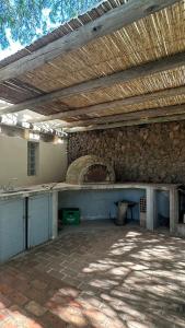 una cocina al aire libre con horno de piedra en un edificio en Reserva Natural RG en Santiago del Estero