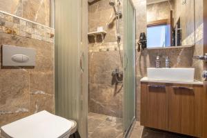 ein Bad mit einer Dusche, einem WC und einem Waschbecken in der Unterkunft Campus Butik Hotel in Avcılar