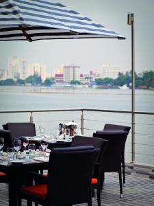 una mesa con copas de vino y una sombrilla en una terraza en Radisson Blu Anchorage Hotel, en Lagos