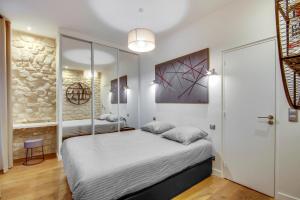 um quarto com uma cama king-size num quarto em mandar 14 em Paris