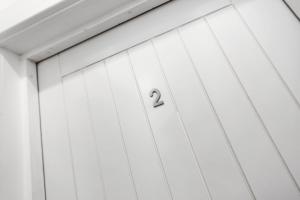 Uma porta branca com o número dois. em Hilldrop Apartments em Londres