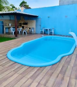 una gran piscina azul en una terraza de madera en Caminho Da Cascata en Monte Gordo