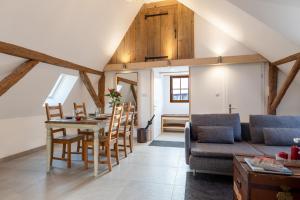 - un salon avec une table et un canapé dans l'établissement Chabi Chalet Gîte au coeur d'Eguisheim, à Eguisheim