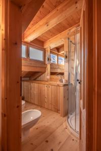 ein Bad mit einem WC, einem Waschbecken und einer Dusche in der Unterkunft Casa Campo 21 in Cortina d'Ampezzo