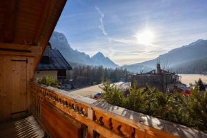 einen Balkon eines Hauses mit Bergblick in der Unterkunft Casa Campo 21 in Cortina d'Ampezzo