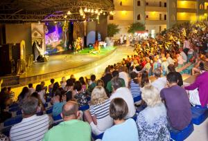 una multitud de personas sentadas en un auditorio viendo un programa en Hotel Titan Garden Ultra All Inclusive, en Konaklı