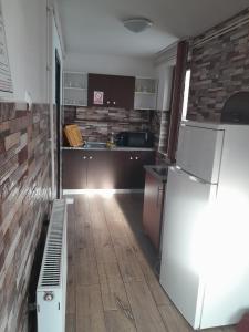 Una cocina o cocineta en Apartamente Ambrus Praid