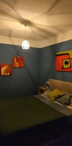 Schlafzimmer mit einem Bett und Wandmalereien in der Unterkunft Beachfront Merced apartman in El Campello