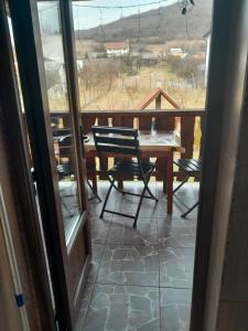 Un balcón o terraza en Apartamente Ambrus Praid