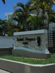 un letrero en la entrada del complejo Santa Margarita en Isla Verde Puerto Rico, One Queen Bed, en San Juan