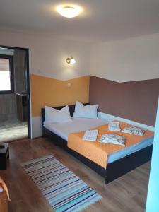 Una cama o camas en una habitación de Apartamente Ambrus Praid