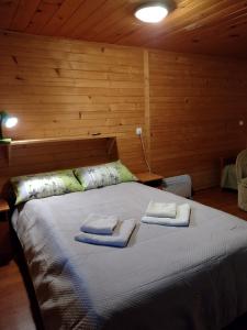 1 dormitorio con 1 cama con toallas en Agroturystyka U BOŻENY en Przysłup