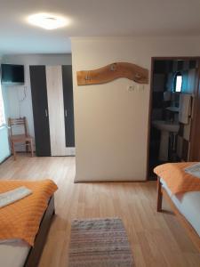 Una cama o camas en una habitación de Apartamente Ambrus Praid
