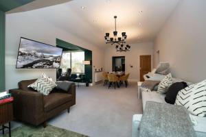 uma sala de estar com um sofá e uma cadeira em 6* Lux 2 Bed Cottage on Island Near Lake District em Caton
