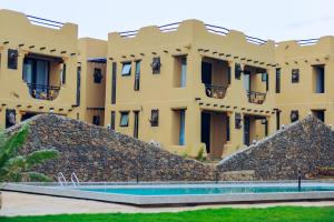 un edificio con una gran pila de rocas delante de él en The Maridadi Hotel, en Moshi