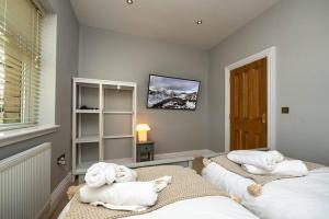 duas camas num quarto com toalhas em 6* Lux 2 Bed Cottage on Island Near Lake District em Caton