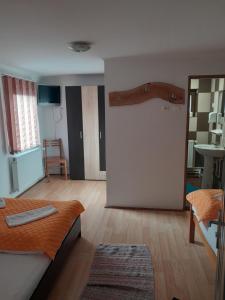 Una cama o camas en una habitación de Apartamente Ambrus Praid