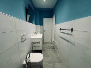 łazienka z toaletą i umywalką w obiekcie Casa Victoria A due passi dall'Ariston Internet Gratis w San Remo