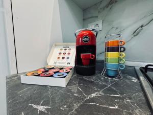 un comptoir avec un mixeur et une boîte de donuts dans l'établissement Casa Victoria A due passi dall'Ariston Internet Gratis, à Sanremo