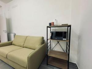 un soggiorno con divano e forno a microonde di Casa Victoria A due passi dall'Ariston Internet Gratis a Sanremo
