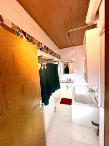 ein Badezimmer mit einem Waschbecken und einer Badewanne in der Unterkunft Monteurwohung Leoben, Uni, LCS in Judendorf