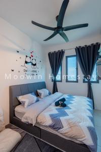 - une chambre avec un lit et un ventilateur de plafond dans l'établissement Comfy 10px room by Moowin #1Bedroom #1Living room#1Studio room, à Perai