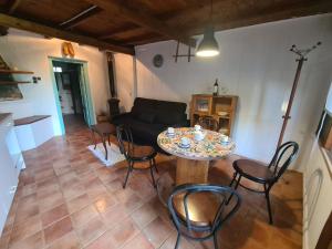 sala de estar con mesa y sillas en Refugio Finca El Canu, en Valdáliga