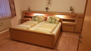 Un dormitorio con una cama grande con luces. en Ferienwohnung Bohnert-Arias en Bad Peterstal-Griesbach