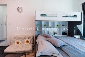 - une chambre avec un lit à baldaquin dans l'établissement Comfy 10px room by Moowin #1Bedroom #1Living room#1Studio room, à Perai