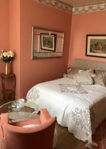 a pink bedroom with a bed and a glass table at Sublime appartement Bordeaux Hôtel de Ville in Bordeaux