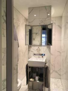 a white bathroom with a sink and a mirror at Sublime appartement Bordeaux Hôtel de Ville in Bordeaux