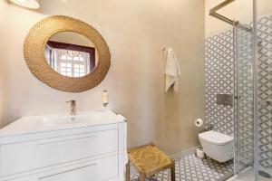 un bagno con un lavandino bianco e uno specchio di Quinta do Coração de Jesus a Sintra Altre 27 foto