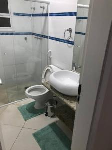 La salle de bains est pourvue de toilettes et d'un lavabo. dans l'établissement Casa de praia com piscina e churrasqueira - Indaiá Bertioga, à Bertioga