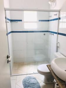 La salle de bains est pourvue d'une douche, de toilettes et d'un lavabo. dans l'établissement Casa de praia com piscina e churrasqueira - Indaiá Bertioga, à Bertioga